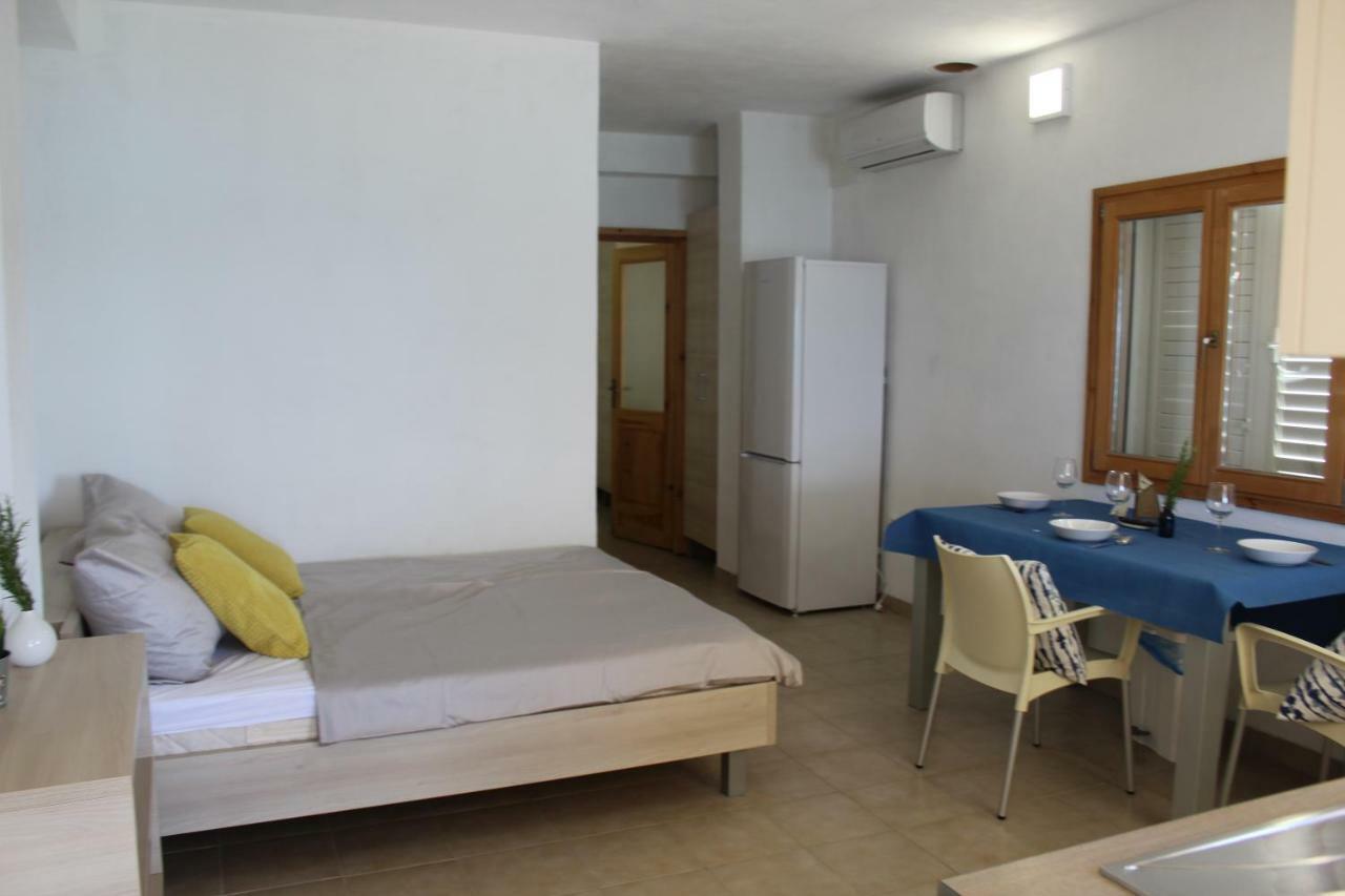 Apartments Andrea Вела-Лука Экстерьер фото